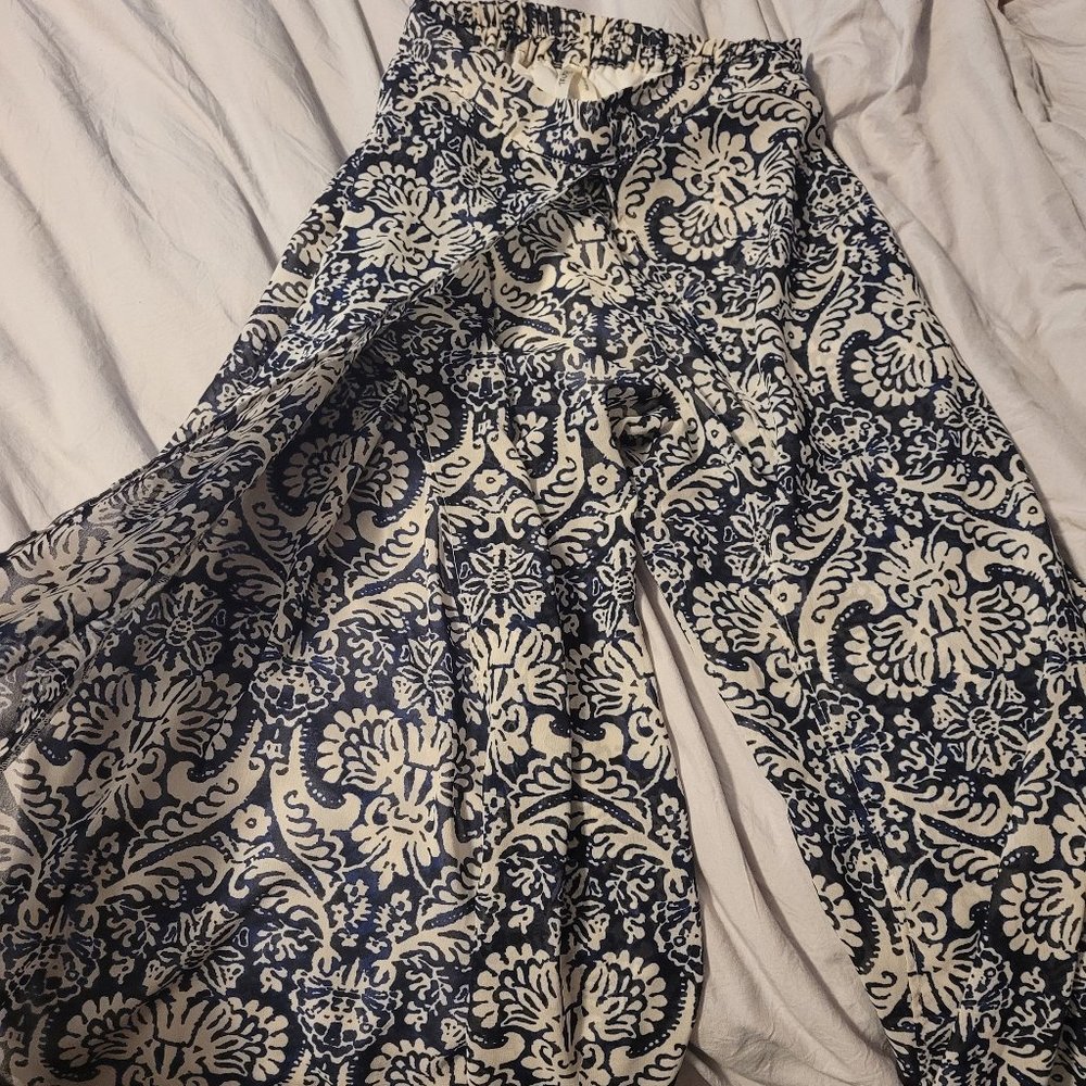 Fun pants with wide slit